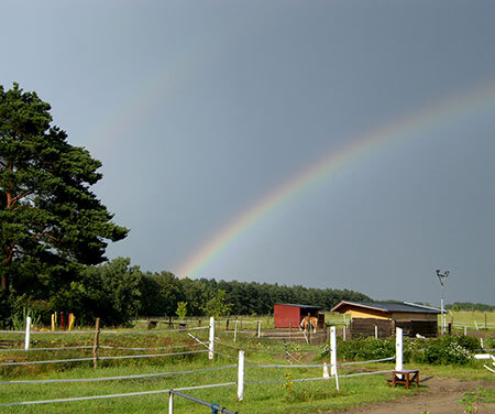Reiterhof mit Regenbogen